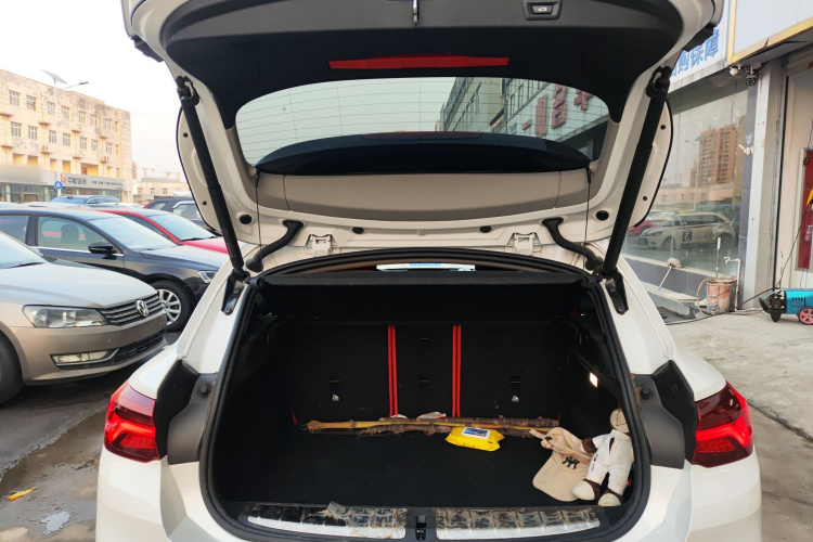 宝马X2 2023款 sDrive25i M运动曜夜版机舱底盘23