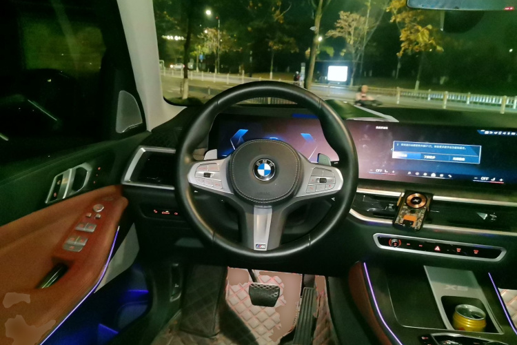 宝马X5 2023款 xDrive 30Li 尊享型M运动曜夜套装中控内饰13