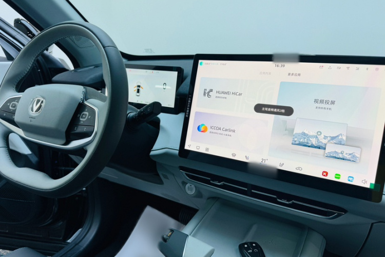 长安UNI-Z新能源 2024款 蓝鲸智电iDD 125km 领先型中控内饰7003