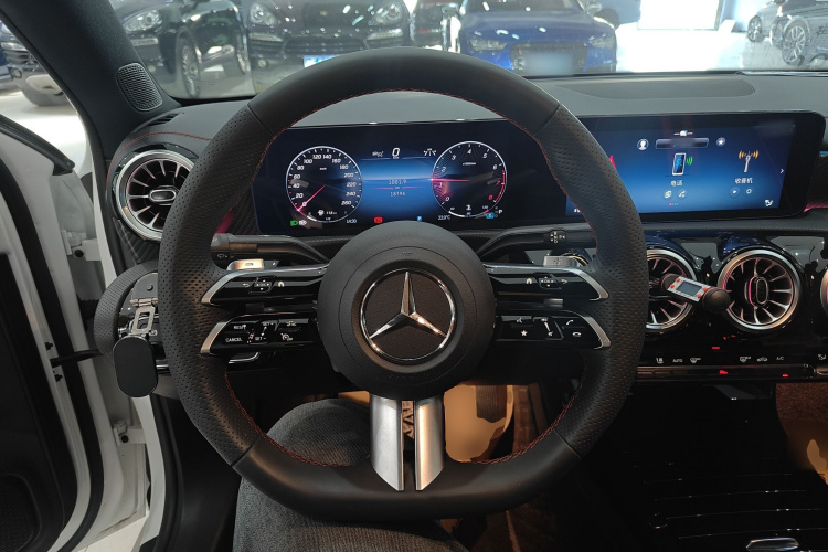 奔驰A级 2023款 A 200 L 时尚型中控内饰13