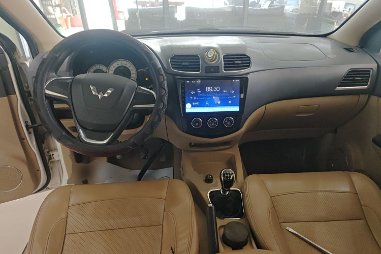 五菱汽车 五菱宏光 2014款 1.2L S舒适型国IV中控内饰12