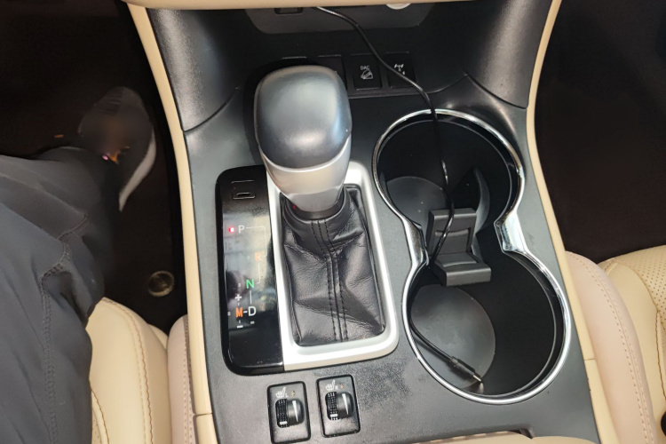 丰田 汉兰达 2018款 2.0T 四驱豪华版 7座 国V局部细节18