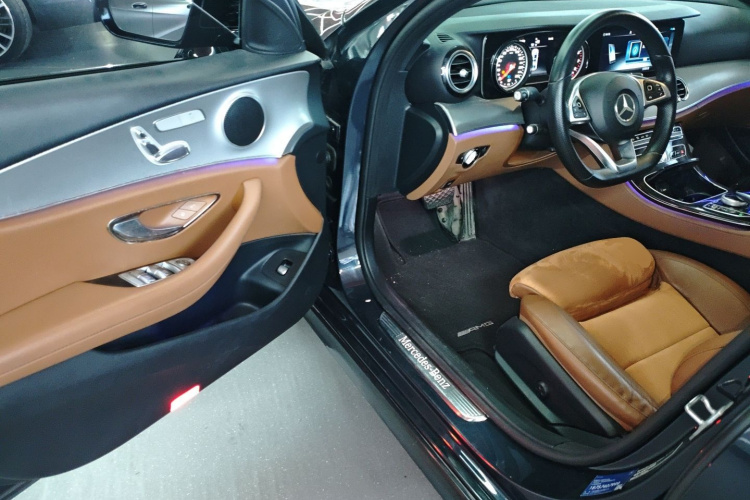 奔驰E级 2017款 E 200 运动型中控内饰20