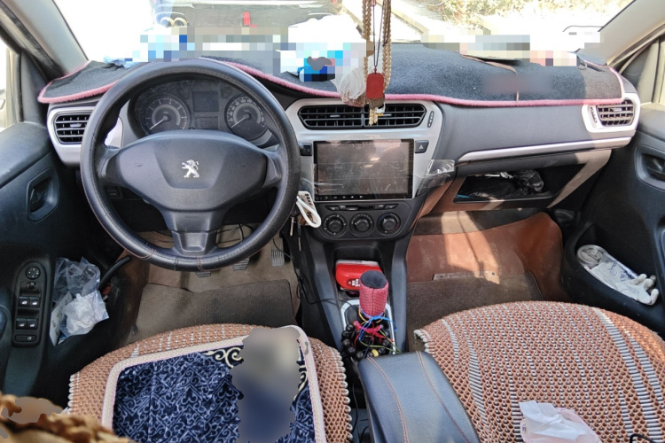 标致301 2016款 1.6L 手动舒适版中控内饰12