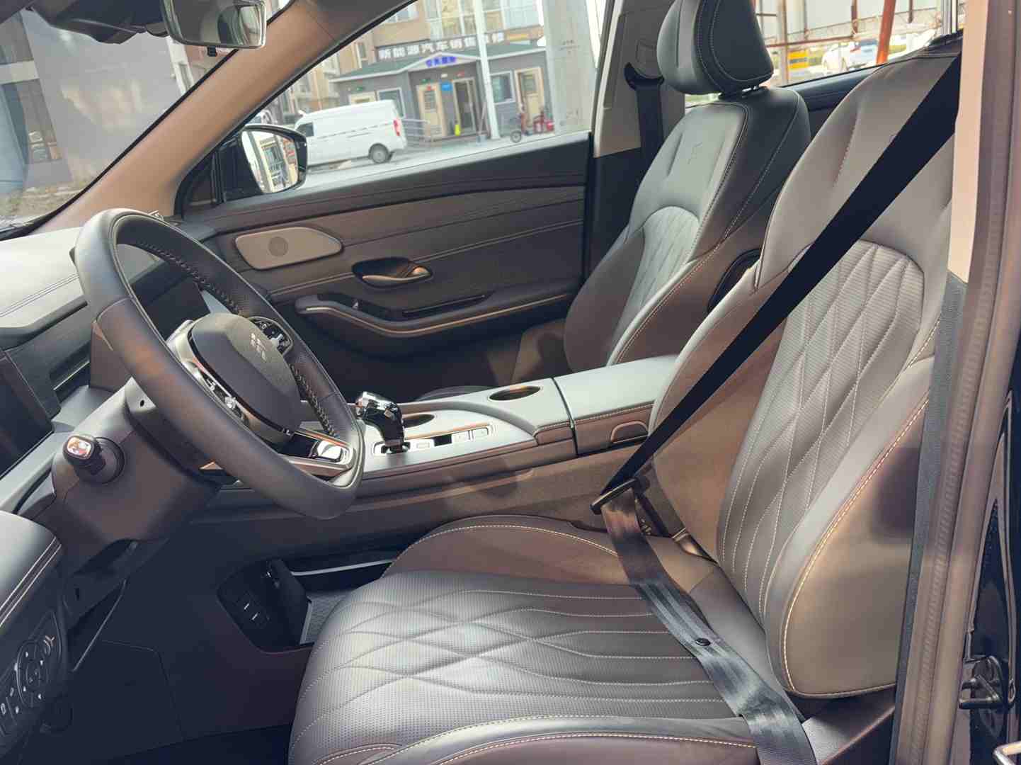 车辆前排座椅及内饰整体展示