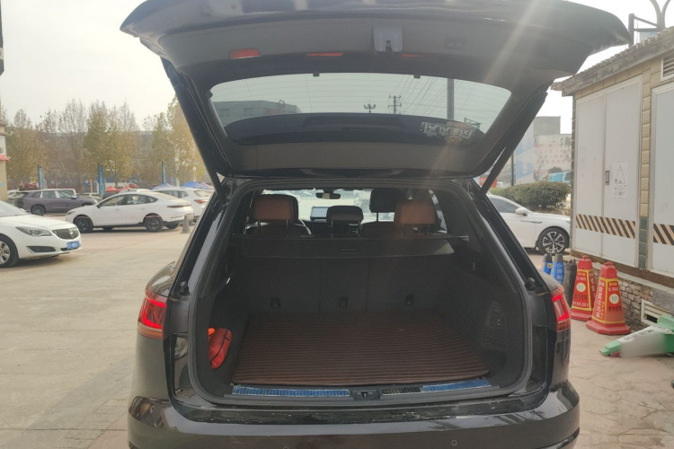 大众 途锐 2019款 3.0TSI 锐智版 国VI机舱底盘23