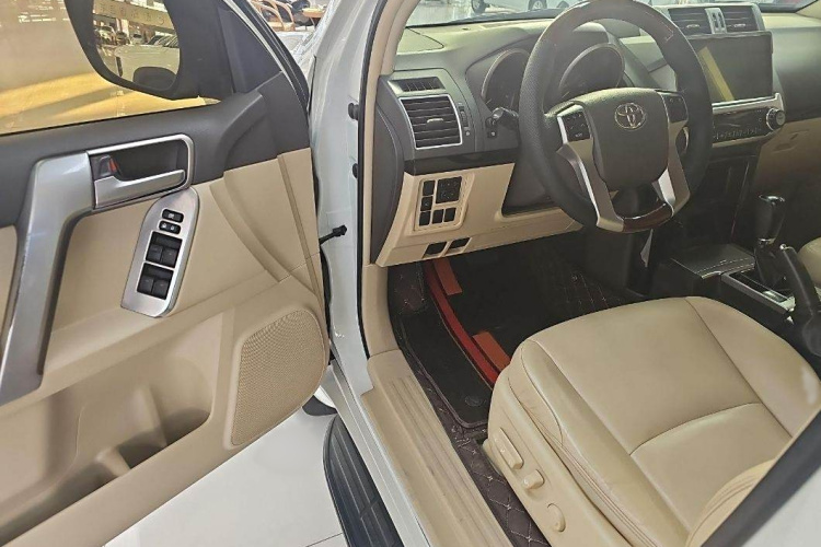 丰田 普拉多 2016款 2.7L 自动豪华版中控内饰7004