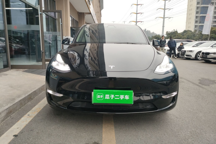 特斯拉 Model Y 2022款 长续航全轮驱动版车身外观2