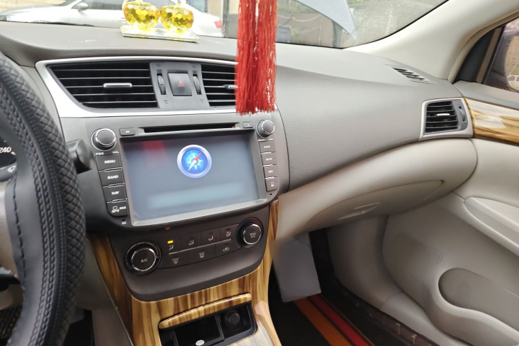 日产 轩逸 2012款 1.6XL 手动豪华版中控内饰12