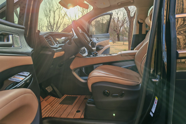 腾势D9 2024款 DM-i 980 四驱尊贵型中控内饰7008