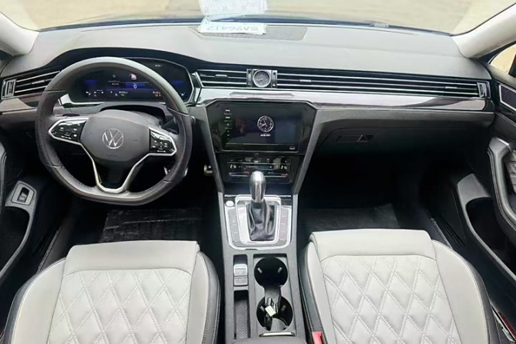 大众 迈腾 2023款 200万辆纪念版 330TSI DSG领先型中控内饰7001