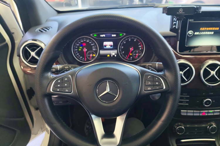 奔驰B级 2015款 B 200 动感型中控内饰13