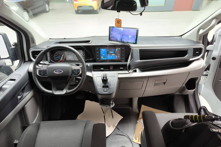 福特 全顺 2023款 2.0T汽油自动多功能商用车中轴低顶5/6座中控内饰12
