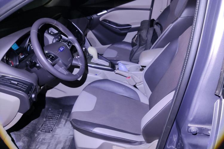 福特 福克斯 2012款 三厢 1.6L 自动风尚型中控内饰19