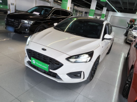 福特 福克斯 2019款 三厢 EcoBoost 180 自动ST Line