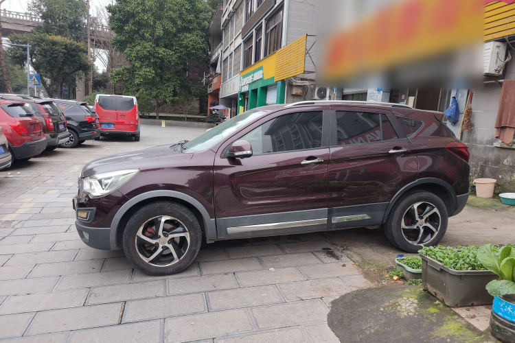 海马S5 2018款 1.5T CVT尊贵型车身外观4