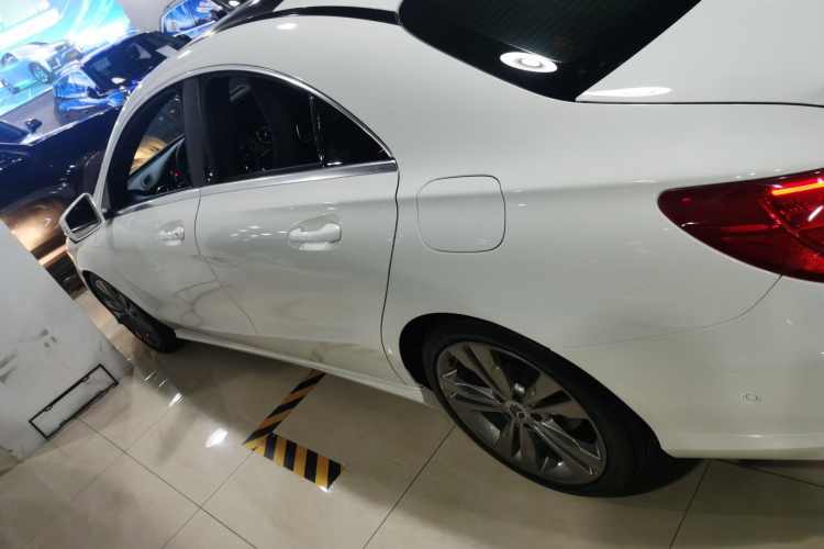奔驰CLA 2019款 CLA 200 动感型车身外观4