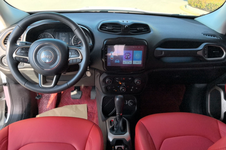 Jeep 自由侠 2018款 互联大屏版 180T 自动动能版+中控内饰7003