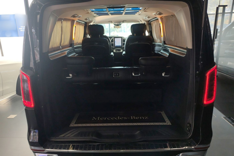 奔驰 威霆 2021款 2.0T 商务版 7座机舱底盘23