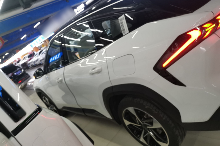 吉利银河 银河L7 2024款 1.5T 115km 星舰 龙腾版车身外观4