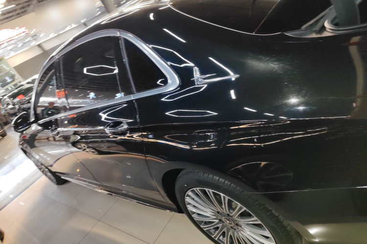 奔驰E级 2020款 改款 E 300 L 运动时尚型车身外观4