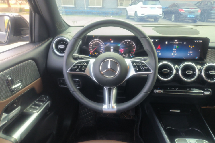 奔驰GLB 2024款 改款 GLB 200 动感型中控内饰13