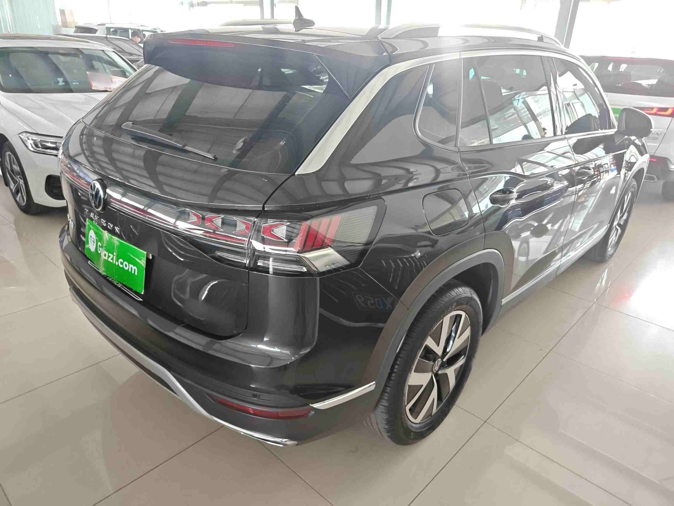 车辆右后45度外观展示
