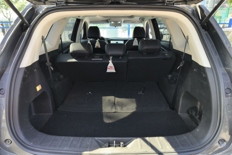 长安欧尚X7 PLUS 2023款 畅享版 1.5T自动尊贵型 7座机舱底盘23