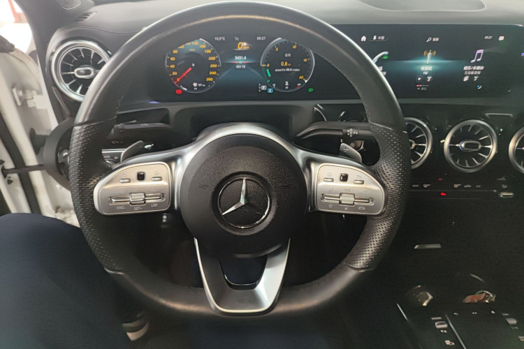 奔驰A级 2021款 A 200 L 运动轿车时尚型中控内饰13