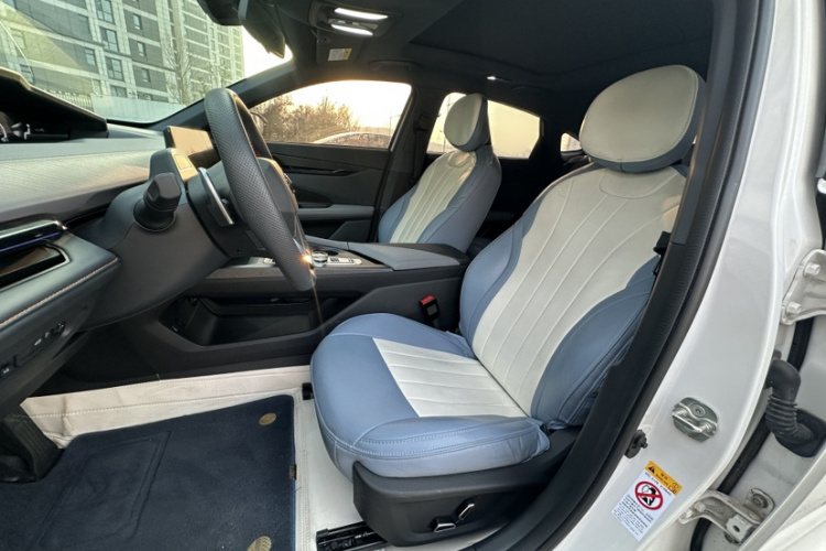 长安UNI-V 2022款 1.5T 尊贵型中控内饰7004