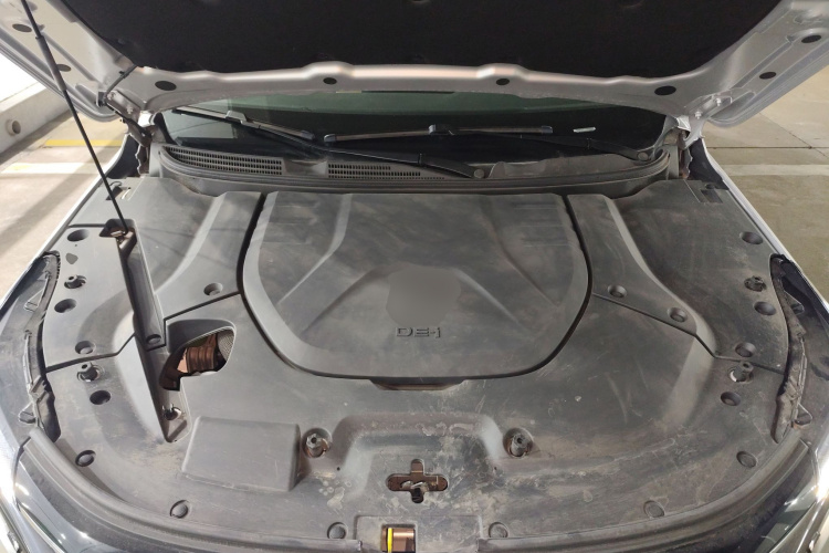 蓝电E5 2023款 1.5L DE-i 100KM畅享型 5座机舱底盘24