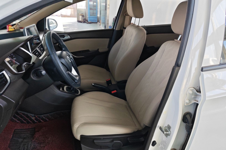 宝骏310W 2017款 1.5L 手动舒适型 国VI中控内饰19