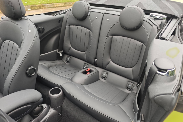 MINI 2023款 2.0T COOPER S CABRIO 艺术家中控内饰7002