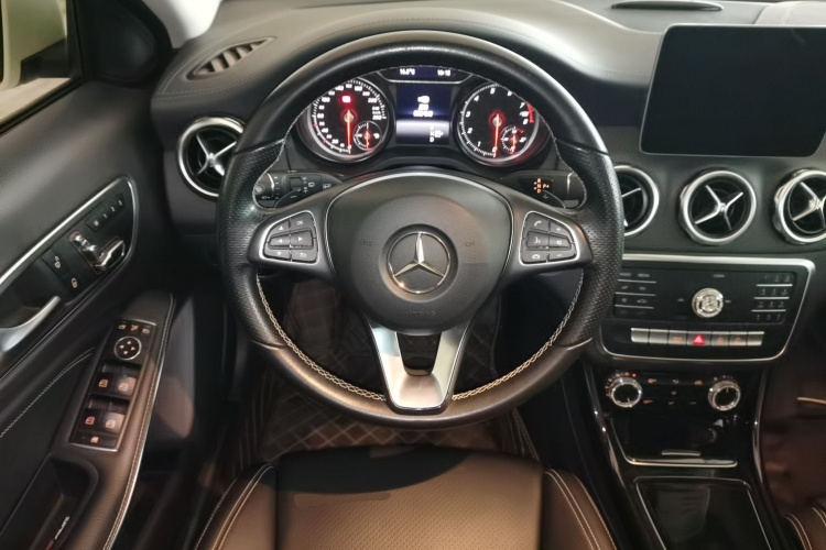 奔驰GLA 2018款 GLA 200 时尚型中控内饰13