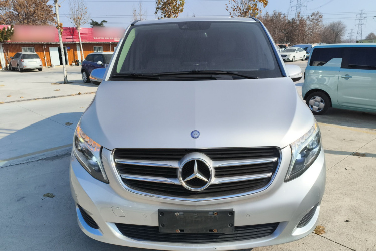 奔驰V级 2016款 V 260 领航版车身外观2