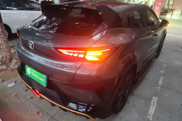 长安UNI-T 2022款 1.5T 运动版 尊贵型车身外观6005