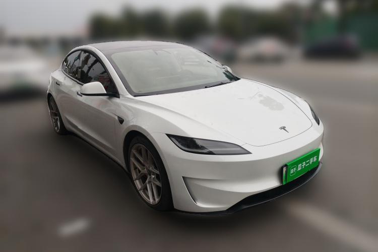 特斯拉 Model 3 2024款 高性能全轮驱动版车身外观3