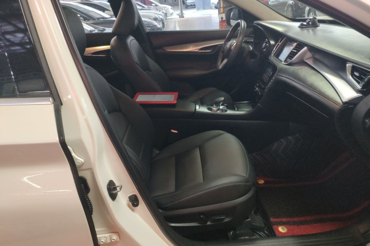 英菲尼迪QX50 2020款 2.0T 两驱时尚版局部细节41