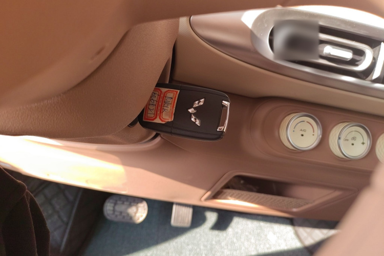 五菱汽车 宏光MINIEV 2025款 四门版 进阶款中控内饰7001