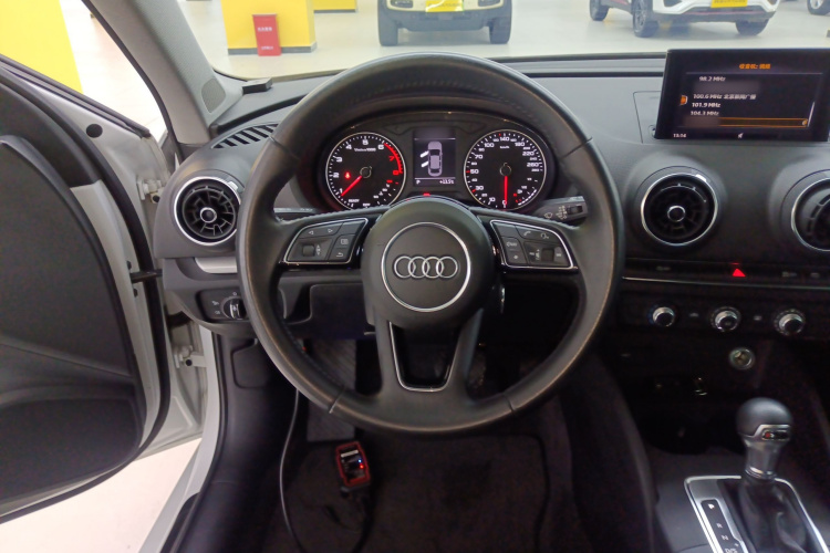 奥迪A3 2018款 30周年年型 Limousine 35 TFSI 进取型中控内饰13