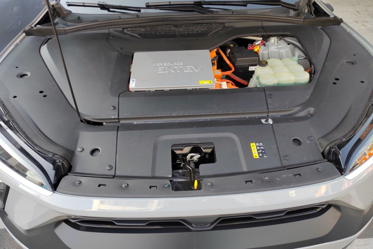 蔚来ES6 2020款 610KM 性能版机舱底盘24