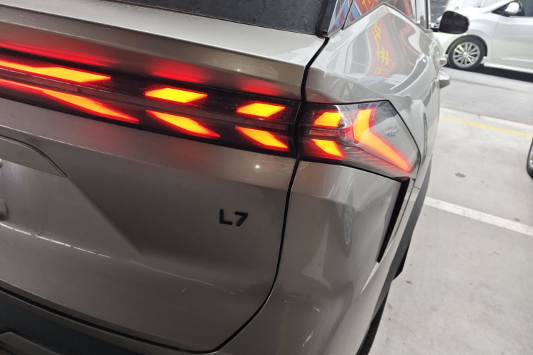 吉利银河 银河L7 2023款 1.5T 115km 星舰车身外观6006