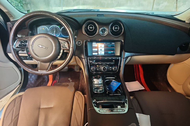 捷豹XJ 2014款 XJL 2.0T 两驱典雅商务版中控内饰12