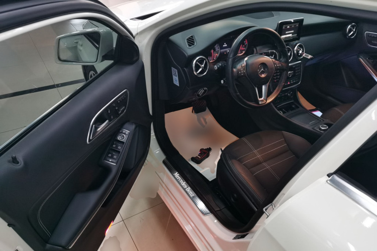 奔驰A级(进口) 2015款 A 200 时尚型中控内饰20