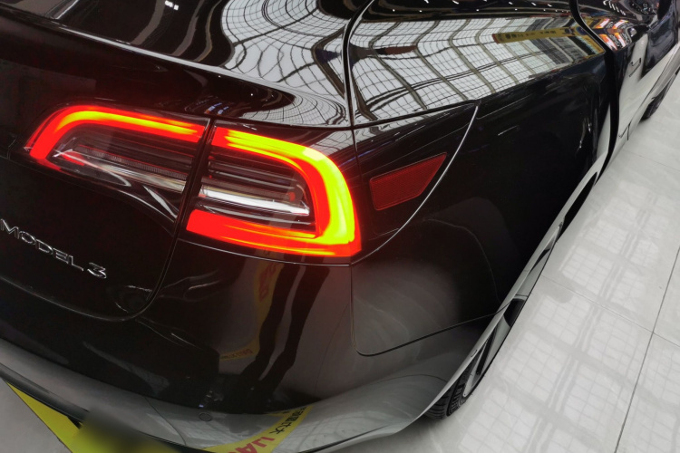 特斯拉 Model 3 2022款 后轮驱动版车身外观9