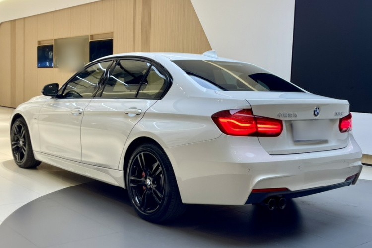 宝马3系 2019款 320i M运动曜夜版车身外观6002