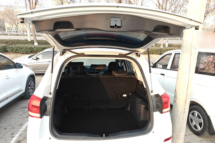 哈弗H6 2021款 运动版 1.5T 自动精英智联型 六边形格栅机舱底盘23