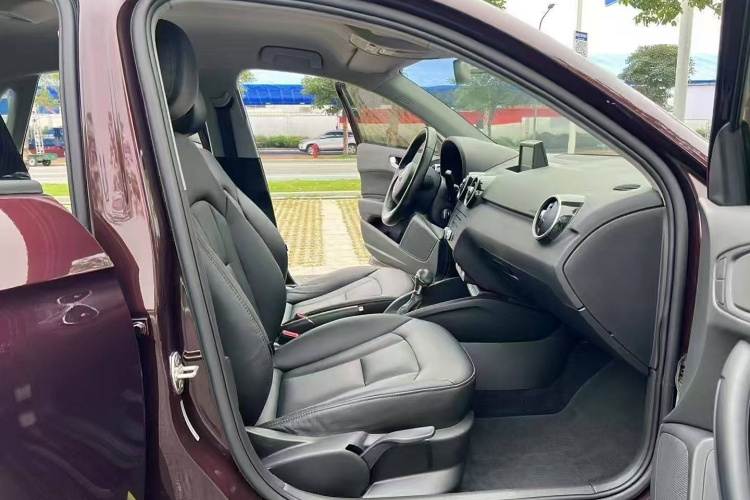 奥迪A1 2014款 30 TFSI Sportback时尚型中控内饰7006