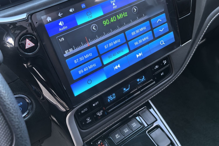 丰田 卡罗拉 2017款 改款双擎 1.8L E-CVT领先版中控内饰7012