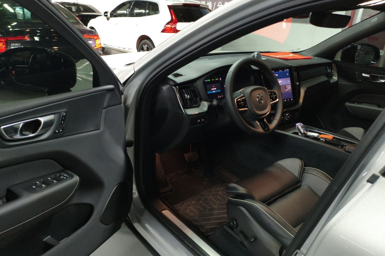 沃尔沃XC60新能源 2025款 插电式混动 长续航四驱智远运动版中控内饰20